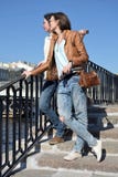 Os turistas das jovens senhoras estão na terraplenagem do rio de Fontanka em St Petersburg Rússia e nas construções do relógio no imagens de stock royalty free Os turistas das jovens senhoras estão na terraplenagem do rio de Fontanka em St Petersburg Rússia e nas construções do relógio no imagens de stock royalty free