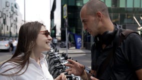 Os turistas, um homem e uma mulher, comunicam perto do planeamento alugado da bicicleta uma excursão da cidade vídeos de arquivo Os turistas, um homem e uma mulher, comunicam perto do planeamento alugado da bicicleta uma excursão da cidade vídeos de arquivo