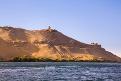Os túmulos dos nobres na margem oeste o Nilo perto de Aswan fotos de stock royalty free Os túmulos dos nobres na margem oeste o Nilo perto de Aswan fotos de stock royalty free