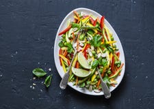 Os vegetais crus acolchoam a salada tailandesa no fundo escuro, vista superior Alimento saudável do vegetariano imagem de stock Os vegetais crus acolchoam a salada tailandesa no fundo escuro, vista superior Alimento saudável do vegetariano imagem de stock