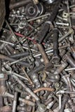 Os vários parafusos de metal, parafusos, porcas, parafusos e outro foto de stock Os vários parafusos de metal, parafusos, porcas, parafusos e outro foto de stock