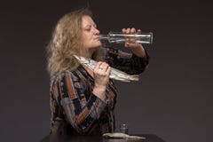 Osamotniona dojrzała gruba kobieta alkoholicznych napojów ajerówka od szkieł i obraz stock Osamotniona dojrzała gruba kobieta alkoholicznych napojów ajerówka od szkieł i obraz stock