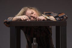 Osamotniona w średnim wieku kobieta pije ajerówki smucenia alkohol e i obraz stock Osamotniona w średnim wieku kobieta pije ajerówki smucenia alkohol e i obraz stock
