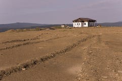 Osamotniony biały zapominający budynek na piasek górze Zgłębia spokojnego niebieskie niebo z odcieniami purpury Ural krajobrazy B Fotografia Stock Osamotniony biały zapominający budynek na piasek górze Zgłębia spokojnego niebieskie niebo z odcieniami purpury Ural krajobrazy B Fotografia Stock