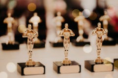 Oscar Award Prijs voor overwinning Gouden trofee, Verschillende 3d bal Horizontaal schot Prijs in filmproductie royalty-vrije stock fotografie Oscar Award Prijs voor overwinning Gouden trofee, Verschillende 3d bal Horizontaal schot Prijs in filmproductie royalty-vrije stock fotografie