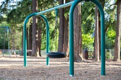 Oscilación del neumático para los niños en el patio imágenes de archivo libres de regalías Oscilación del neumático para los niños en el patio imágenes de archivo libres de regalías