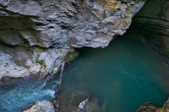 Oscilla scolorito dall'acqua nella gola fotografia stock Oscilla scolorito dall'acqua nella gola fotografia stock