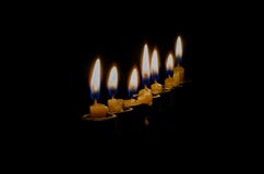 Osiem świeczek w menorah fotografia royalty free Osiem świeczek w menorah fotografia royalty free