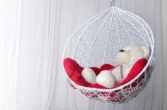 Oso del juguete y oscilación decorativo con las almohadas rojas Lugar acogedor a relajarse imagenes de archivo Oso del juguete y oscilación decorativo con las almohadas rojas Lugar acogedor a relajarse imagenes de archivo