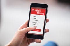 Osoba Datuje Online Na Mądrze telefonie obrazy stock Osoba Datuje Online Na Mądrze telefonie obrazy stock