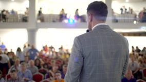 Osoba mówi o marketingu i zarządzaniu dla pomyślnych sprzedaży studenta collegu zbliżenie indoors Fachowi pomysły zdjęcie wideo Osoba mówi o marketingu i zarządzaniu dla pomyślnych sprzedaży studenta collegu zbliżenie indoors Fachowi pomysły zdjęcie wideo