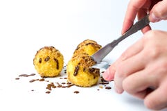 Osoby breadcrumb rżnięta klucha przeciw białemu tłu fotografia stock Osoby breadcrumb rżnięta klucha przeciw białemu tłu fotografia stock