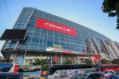 Osoby obecne Oracle OpenWorld konferencja iść Moscone centrum Na zachód Obraz Stock Osoby obecne Oracle OpenWorld konferencja iść Moscone centrum Na zachód Obraz Stock