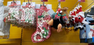 Ossequi dei regali di Natale per i cani nel supermercato fotografia stock Ossequi dei regali di Natale per i cani nel supermercato fotografia stock