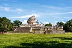 Osservatorio antico a Chichen Itza, Yucatan, Messico fotografia stock Osservatorio antico a Chichen Itza, Yucatan, Messico fotografia stock