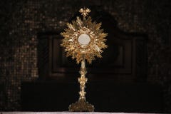 Ostensorial tillbedjan i katolska kyrkan arkivfoton Ostensorial tillbedjan i katolska kyrkan arkivfoton