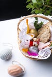Ostereier, bunte Ostern-Dekorationen in einem Korb lizenzfreies stockbild Ostereier, bunte Ostern-Dekorationen in einem Korb lizenzfreies stockbild