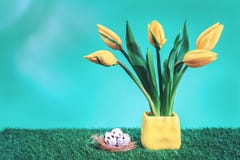 Ostereier nisten mit yelow Tulpen lizenzfreie stockbilder Ostereier nisten mit yelow Tulpen lizenzfreie stockbilder