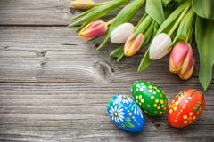 Ostereier und frische Frühlingstulpen stockfotografie Ostereier und frische Frühlingstulpen stockfotografie