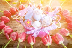 Ostereier und Tulpen auf hölzernen Planken lizenzfreie stockbilder Ostereier und Tulpen auf hölzernen Planken lizenzfreie stockbilder