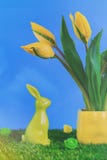 Osterhase mit yelow Tulpen und Eiern lizenzfreies stockbild Osterhase mit yelow Tulpen und Eiern lizenzfreies stockbild