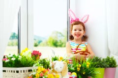 ostern glückliches Kindermädchen mit den Häschenohren und buntem Eier sitti stockfotografie ostern glückliches Kindermädchen mit den Häschenohren und buntem Eier sitti stockfotografie