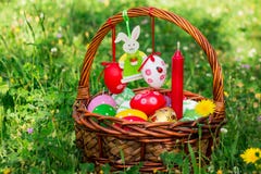 Ostern-Korb, Filzhäschen, leerer Raum lizenzfreie stockbilder Ostern-Korb, Filzhäschen, leerer Raum lizenzfreie stockbilder