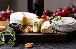 Ostplattan tjänade som med vin, gam och honung royaltyfri bild Ostplattan tjänade som med vin, gam och honung royaltyfri bild