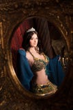 Ostprinzessin mit Krone Attraktive, sinnliche Frau im Luxuspalast Stockfotos Ostprinzessin mit Krone Attraktive, sinnliche Frau im Luxuspalast Stockfotos