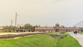 Oswiencim, Polonia - 21 de septiembre de 2019: El llevar ferroviario a la entrada principal del campo de concentración de Auschwi imagen de archivo Oswiencim, Polonia - 21 de septiembre de 2019: El llevar ferroviario a la entrada principal del campo de concentración de Auschwi imagen de archivo