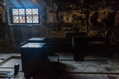Oswiencim, Polônia - 21 de setembro de 2019: Crematório em campos de concentração nazistas alemães de Auschwitz ii Birkenau e foto de stock royalty free Oswiencim, Polônia - 21 de setembro de 2019: Crematório em campos de concentração nazistas alemães de Auschwitz ii Birkenau e foto de stock royalty free