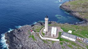 Oszałamiająco antena strzał Ardnamurchan punkt, Wielki Britains, najwięcej westerly punktu z latarnią morską i pięknym bielem, zbiory wideo Oszałamiająco antena strzał Ardnamurchan punkt, Wielki Britains, najwięcej westerly punktu z latarnią morską i pięknym bielem, zbiory wideo