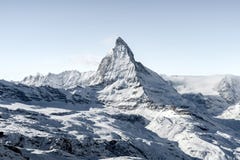 Oszałamiająco widok zimy Matterhorn góry krajobraz w pogodnym jaskrawym dniu zdjęcie royalty free Oszałamiająco widok zimy Matterhorn góry krajobraz w pogodnym jaskrawym dniu zdjęcie royalty free