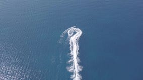Oszałamiająco znaka zapytania symbol rysujący na błękitnym morzu wodną hulajnoga, 4k antena zbiory Oszałamiająco znaka zapytania symbol rysujący na błękitnym morzu wodną hulajnoga, 4k antena zbiory