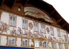 Oszałamiająco ścienny obraz tradycyjny Bawarski dom w Garmisch-Partenkirchen obraz royalty free Oszałamiająco ścienny obraz tradycyjny Bawarski dom w Garmisch-Partenkirchen obraz royalty free