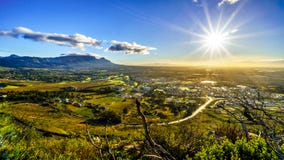 Ottasol som skiner över den västra udden med Cape Town och tabellberget Fotografering för Bildbyråer Ottasol som skiner över den västra udden med Cape Town och tabellberget Fotografering för Bildbyråer