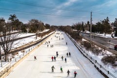 OTTAWA, ONTARIO/CANADA - JANUARI 20 2018: MENSEN DIE OP RIDEAU-KANAAL SCHAATSEN stock foto's OTTAWA, ONTARIO/CANADA - JANUARI 20 2018: MENSEN DIE OP RIDEAU-KANAAL SCHAATSEN stock foto's
