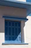 Otturatori blu greci della finestra Immagini Stock Libere da Diritti Otturatori blu greci della finestra Immagini Stock Libere da Diritti