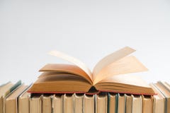 Otwarta książka na białym tle, hardback rezerwuje na drewnianym stole e obraz stock Otwarta książka na białym tle, hardback rezerwuje na drewnianym stole e obraz stock