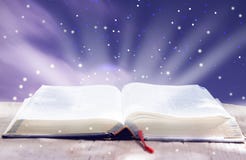 Otwarta Rozjarzona Biblia obrazy royalty free Otwarta Rozjarzona Biblia obrazy royalty free