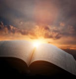 Otwiera starą książkę, światło od zmierzchu nieba, niebo Edukacja, religii pojęcie fotografia royalty free Otwiera starą książkę, światło od zmierzchu nieba, niebo Edukacja, religii pojęcie fotografia royalty free
