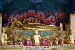 Oud beeldhouwwerk van doende leunen Boedha Boeddhistische tempel van Wat Bowonniwet Bangkok, Thailand royalty-vrije stock foto's Oud beeldhouwwerk van doende leunen Boedha Boeddhistische tempel van Wat Bowonniwet Bangkok, Thailand royalty-vrije stock foto's