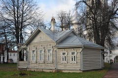 Oud blokhuis en de Kathedraal in Vologda stock foto Oud blokhuis en de Kathedraal in Vologda stock foto