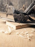 Oud gebruikt houten vliegtuig op het werkbank stock foto's Oud gebruikt houten vliegtuig op het werkbank stock foto's