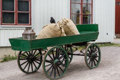 Oud groen gekleurd die paardvervoer met wielen van hout worden gemaakt stock afbeeldingen Oud groen gekleurd die paardvervoer met wielen van hout worden gemaakt stock afbeeldingen