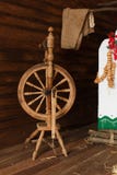 Oud houten spinnend garenwiel in traditioneel Oekraïens binnenland Russisch volksart Stock Foto's Oud houten spinnend garenwiel in traditioneel Oekraïens binnenland Russisch volksart Stock Foto's