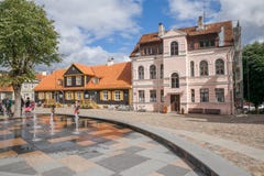 Oud stadscentrum in Kuldiga, Letland Het de de geschiedenisbouw van ` s Stock Fotografie Oud stadscentrum in Kuldiga, Letland Het de de geschiedenisbouw van ` s Stock Fotografie