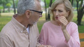 Oud wijfje die aan migraine, gevende echtgenoot ondersteunende vrouw, gezondheid lijden stock videobeelden Oud wijfje die aan migraine, gevende echtgenoot ondersteunende vrouw, gezondheid lijden stock videobeelden