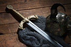 Oud zwaard, kettingspantser en de helm van de militair met hoornen stock foto's Oud zwaard, kettingspantser en de helm van de militair met hoornen stock foto's