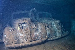 Oude Auto binnen II wrak van het wereldoorlogschip in Rode overzees stock afbeeldingen Oude Auto binnen II wrak van het wereldoorlogschip in Rode overzees stock afbeeldingen